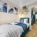 Stylish Edwardian Escape In Southwark 3 Bedroom Maisonette By Gold Stays